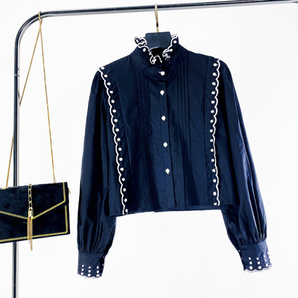 Moderna ženska košulja s polo kragnom i vezom