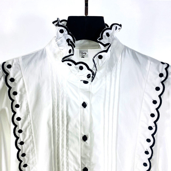 Moderna ženska košulja s polo kragnom i vezom