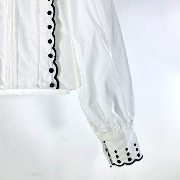 Moderna ženska košulja s polo kragnom i vezom