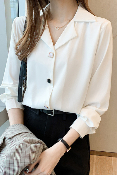 Stílusos ing gombokkal és spitz nyakkivágással