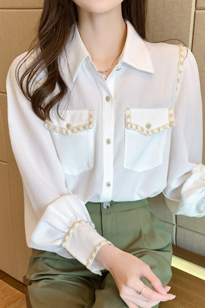 Taskute ja nööpidega naiste särk valge