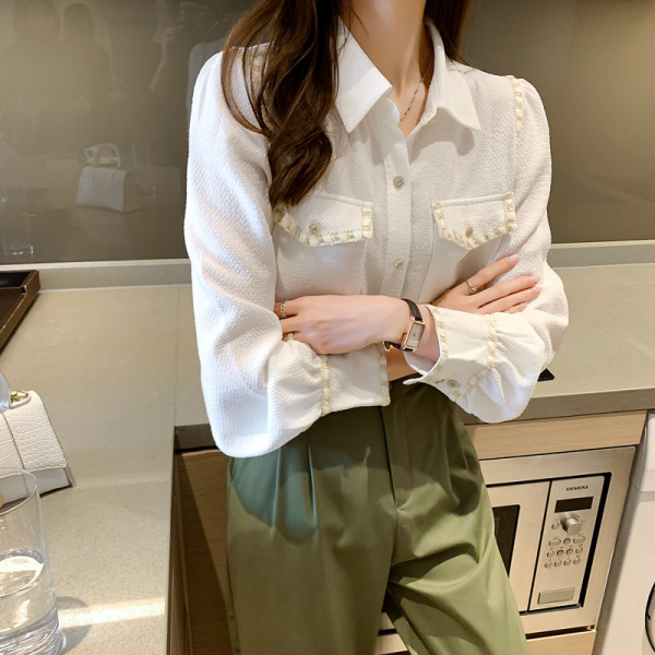 Taskute ja nööpidega naiste särk valge