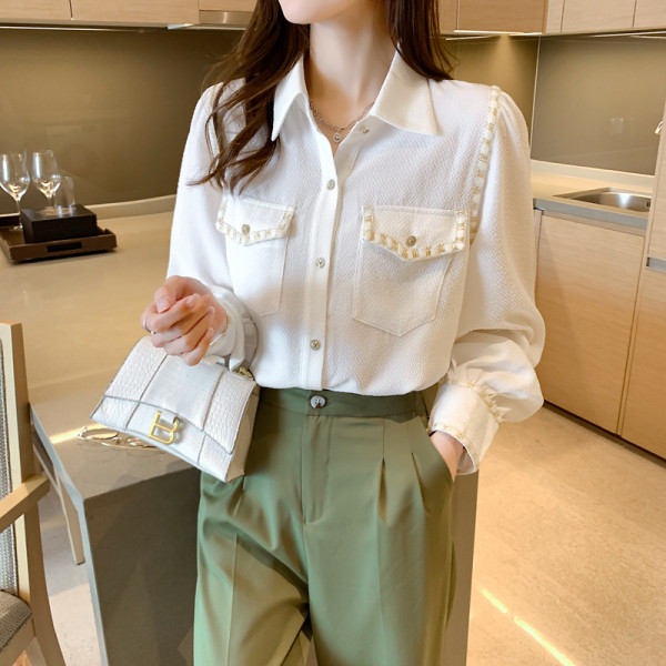 Taskute ja nööpidega naiste särk valge