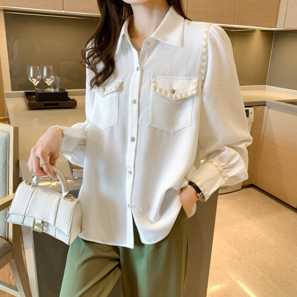 Taskute ja nööpidega naiste särk valge