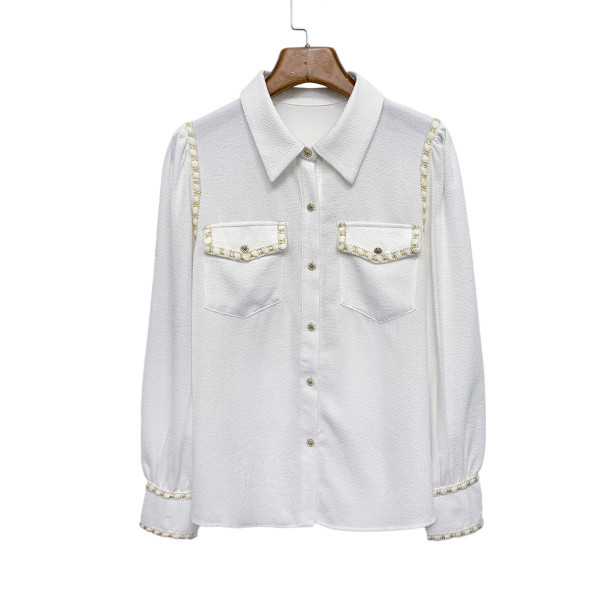 Taskute ja nööpidega naiste särk valge