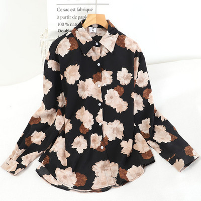 Színes női ing virágos motívumokkal és hosszú ujjal