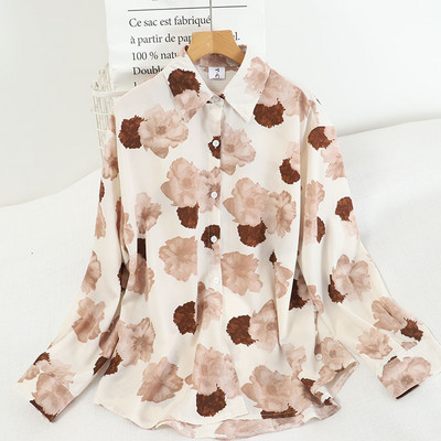 Színes női ing virágos motívumokkal és hosszú ujjal