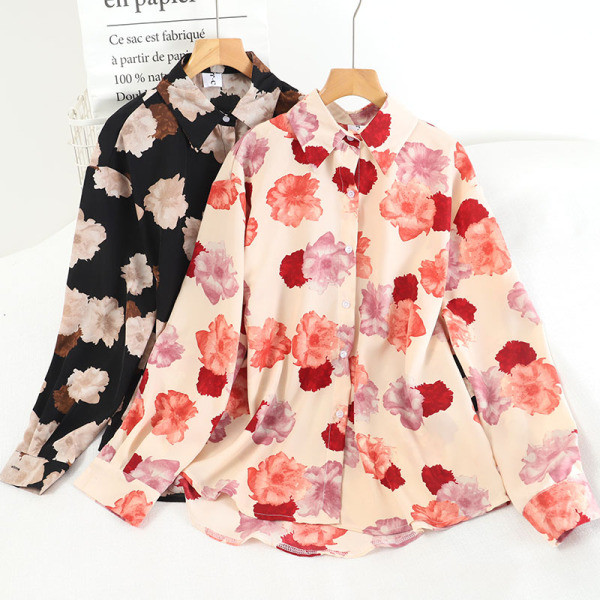 Színes női ing virágos motívumokkal és hosszú ujjal