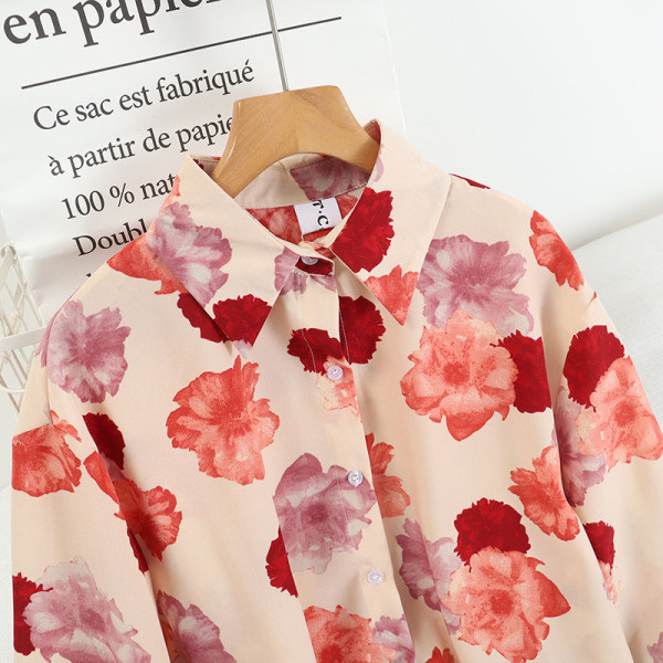 Színes női ing virágos motívumokkal és hosszú ujjal