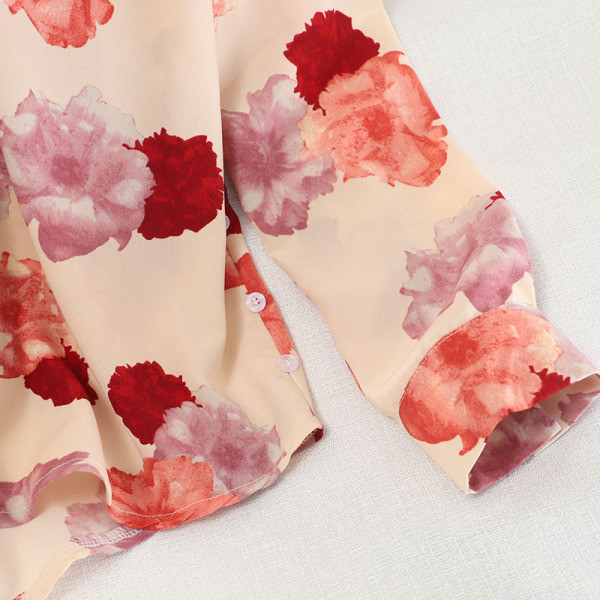 Színes női ing virágos motívumokkal és hosszú ujjal