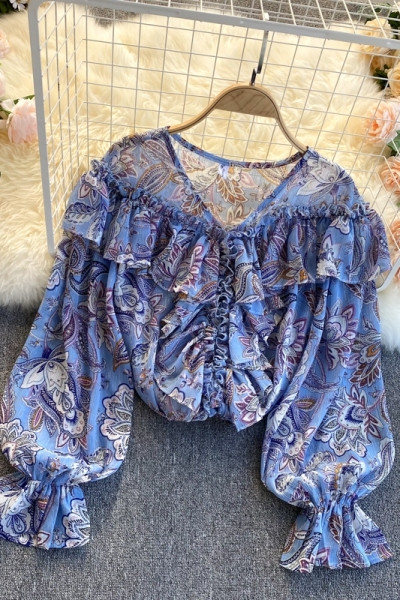 Модерна дамска риза с къдри и шпиц  деколте