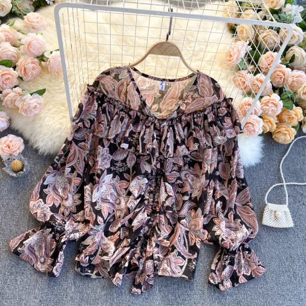 Модерна дамска риза с къдри и шпиц  деколте