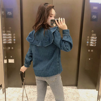 Moodne lokkidega teksasärk