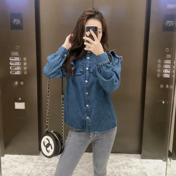 Moodne lokkidega teksasärk