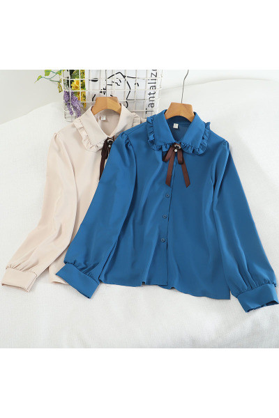 Moderna ženska košulja s vezama i kovrčama