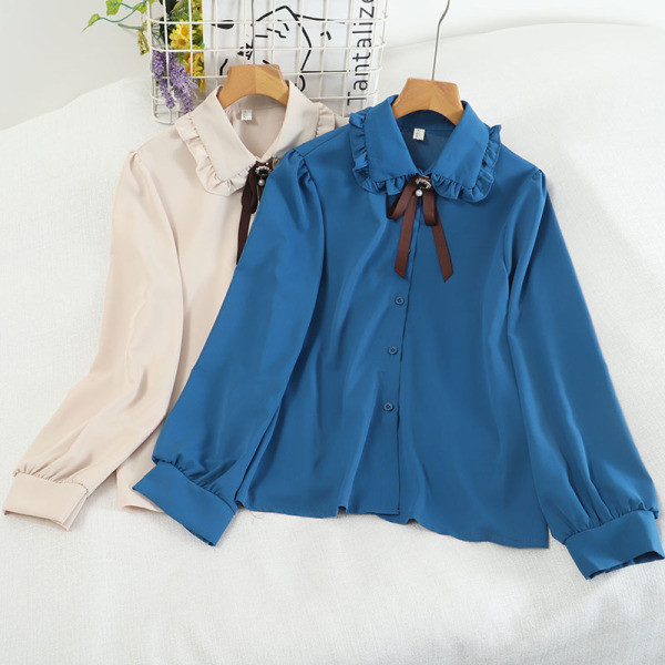 Moderna ženska košulja s vezama i kovrčama