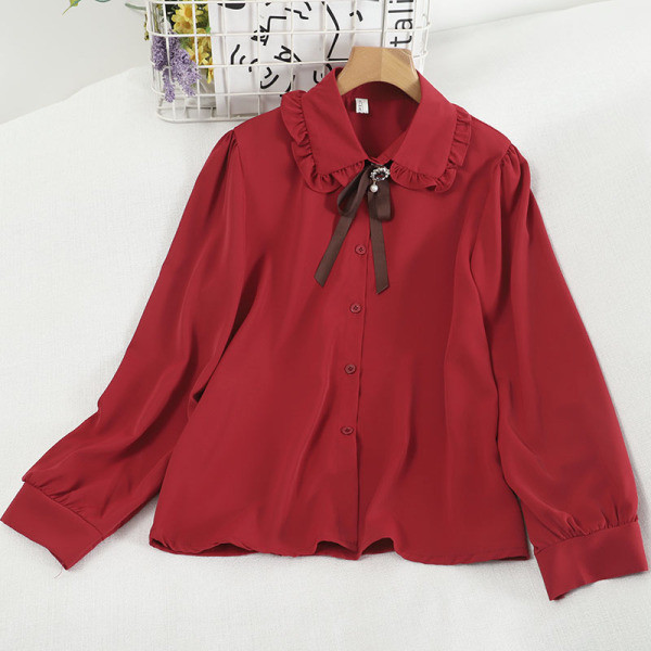 Moderna ženska košulja s vezama i kovrčama