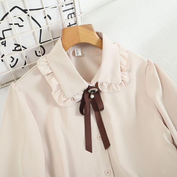 Moderna ženska košulja s vezama i kovrčama