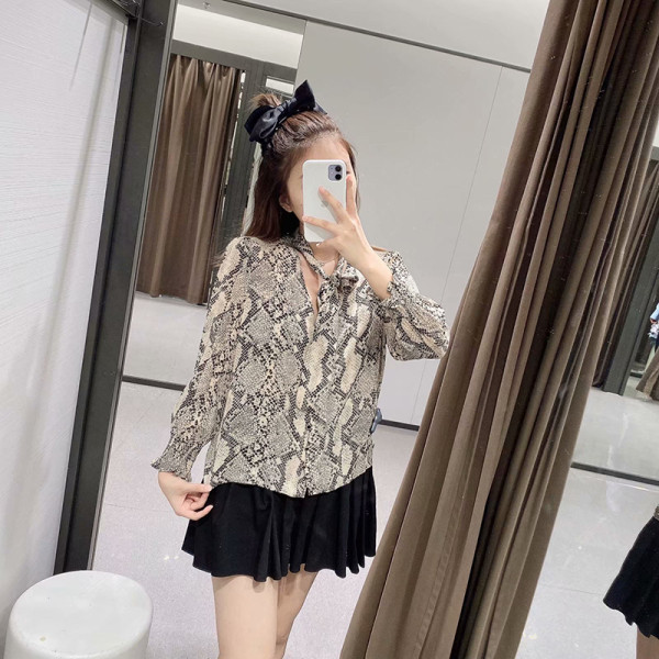 Modern ing nyakkivágással, szalaggal és állatmintával