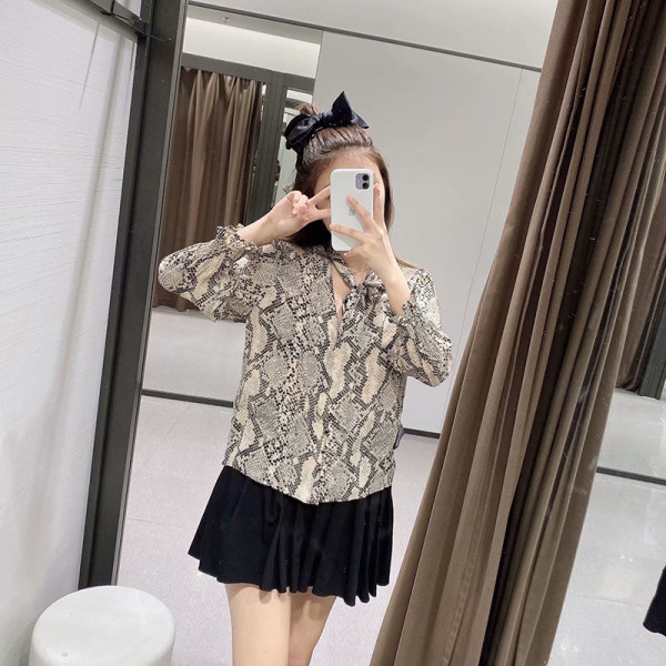 Modern ing nyakkivágással, szalaggal és állatmintával