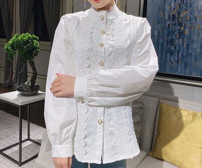 Moderna ženska košulja s niskom kragnom i čipkom