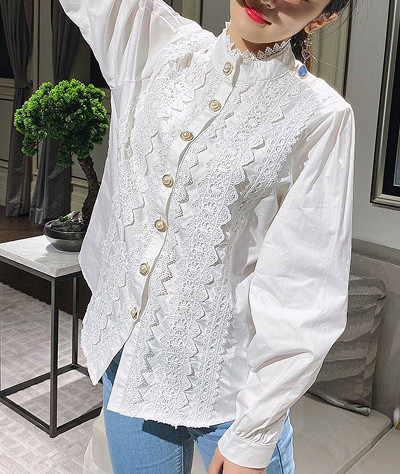 Moderna ženska košulja s niskom kragnom i čipkom