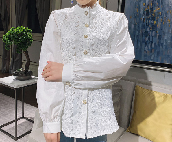 Moderna ženska košulja s niskom kragnom i čipkom