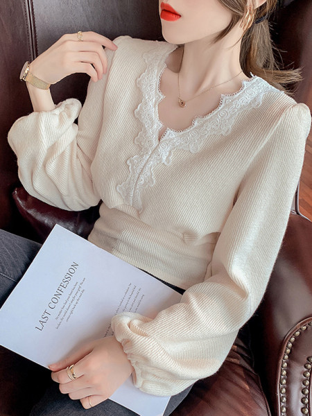 Stílusos ing csipkével és spitz nyakkivágással