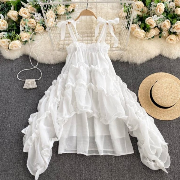 Ženska košulja golih ramena i uvojaka u bijeloj boji