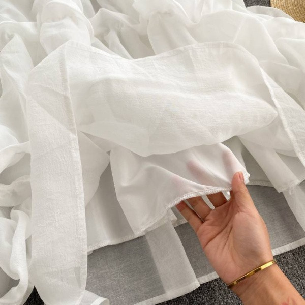 Ženska košulja golih ramena i uvojaka u bijeloj boji