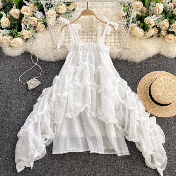 Ženska košulja golih ramena i uvojaka u bijeloj boji