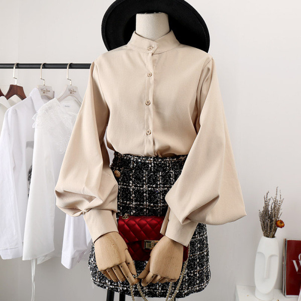 Modern női ing alacsony gallérral és széles ujjakkal