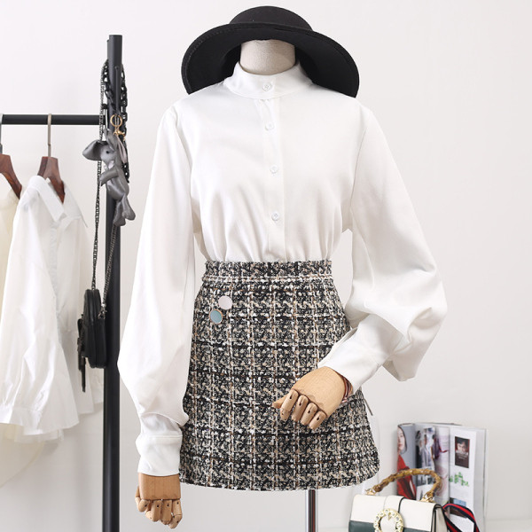 Modern női ing alacsony gallérral és széles ujjakkal