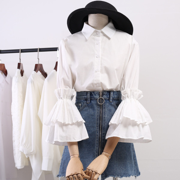 Moodne naiste särk klassikalise krae ja lootosevarrukatega