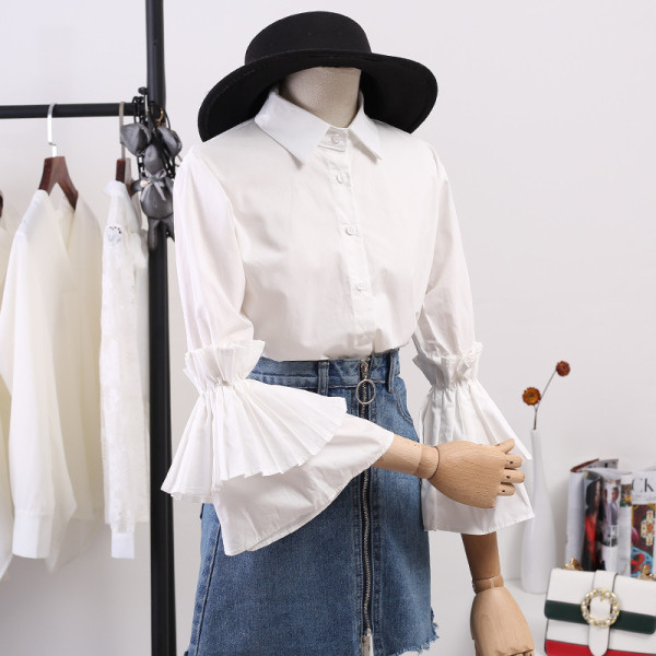 Moodne naiste särk klassikalise krae ja lootosevarrukatega