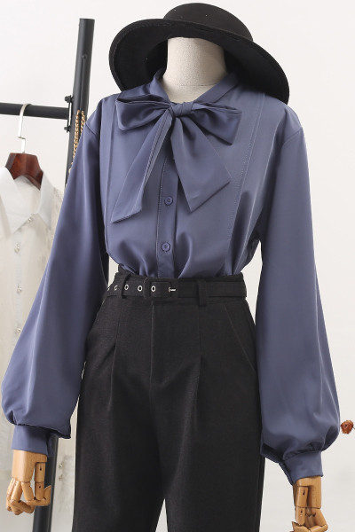 Moodne naiste särk paelaga ja pikkade varrukatega valge ja sinine