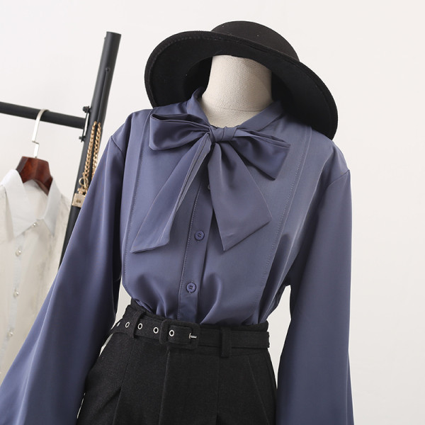 Moodne naiste särk paelaga ja pikkade varrukatega valge ja sinine