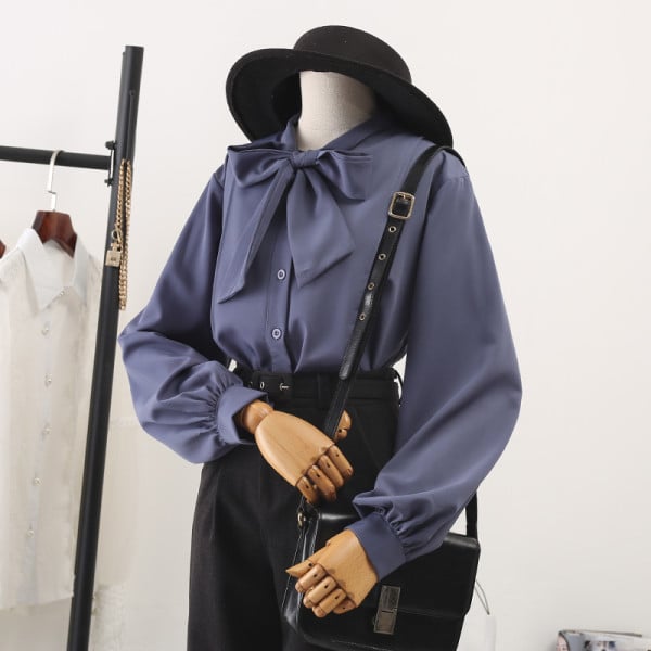 Moodne naiste särk paelaga ja pikkade varrukatega valge ja sinine