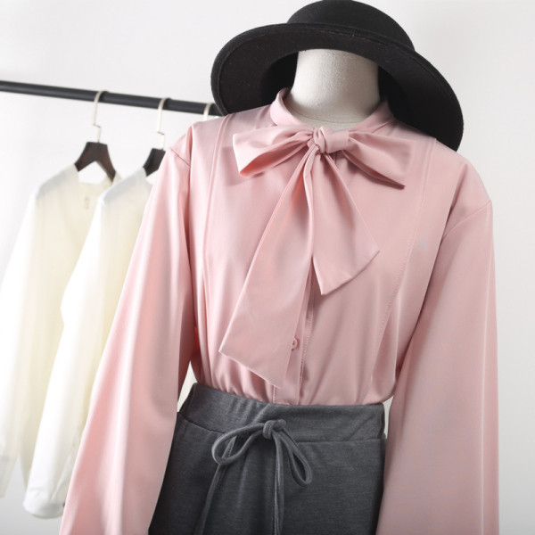 Moodne naiste särk paelaga ja pikkade varrukatega valge ja sinine