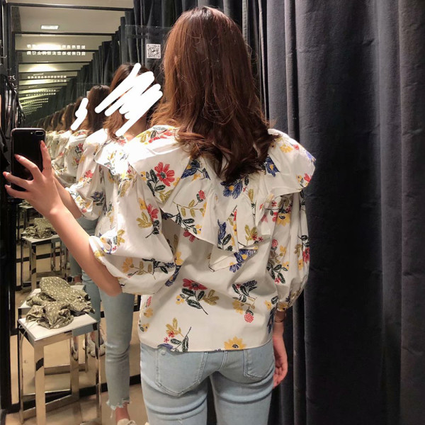 Cămașă de primăvară cu model floral și decolteu spitz