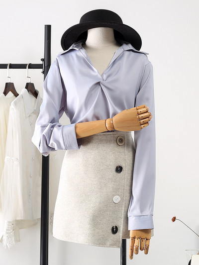 Moodne naiste satiinist särk spitsikaelusega