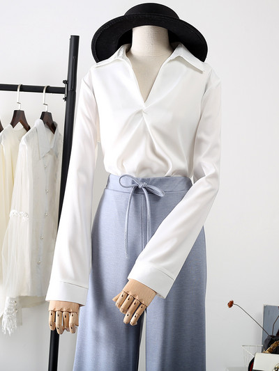 Moodne naiste satiinist särk spitsikaelusega