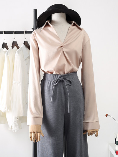 Moodne naiste satiinist särk spitsikaelusega