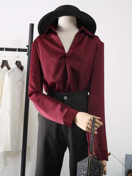 Moodne naiste satiinist särk spitsikaelusega