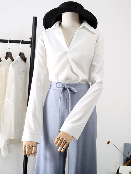 Moodne naiste satiinist särk spitsikaelusega