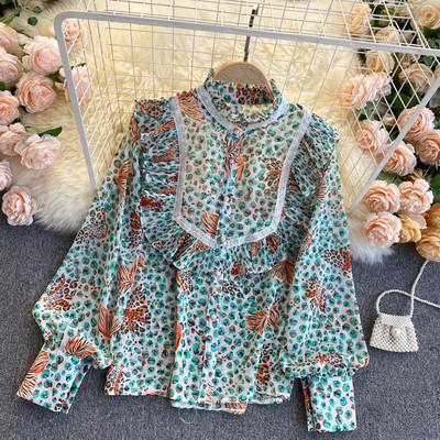 Lillemustri ja lokkidega naiste särk