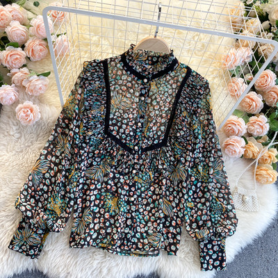 Lillemustri ja lokkidega naiste särk