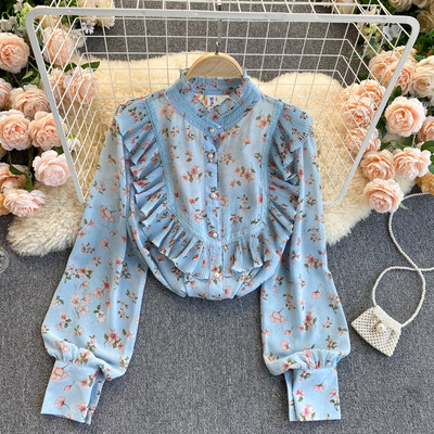 Lillemustri ja lokkidega naiste särk