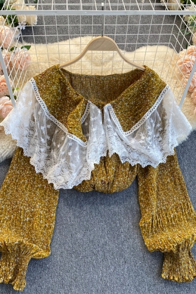 Lillemustri ja pitsiga naiste särk kaeluses