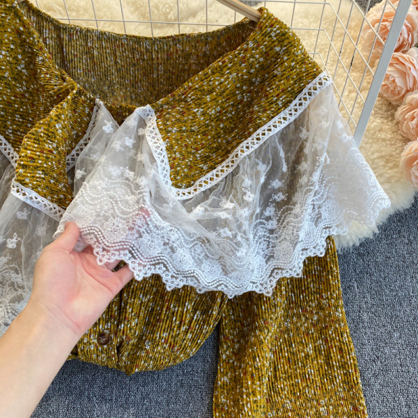 Lillemustri ja pitsiga naiste särk kaeluses